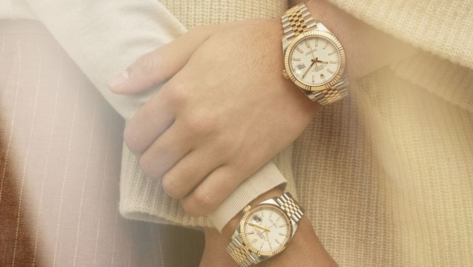 انتخاب رنگ لباس برای ست با ساعت طلایی