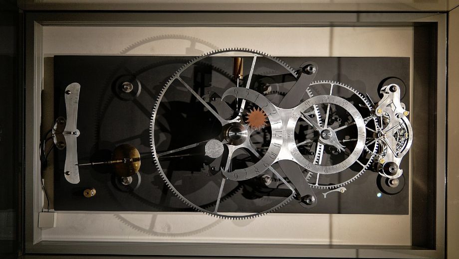 دقت ساعت عقربه ای