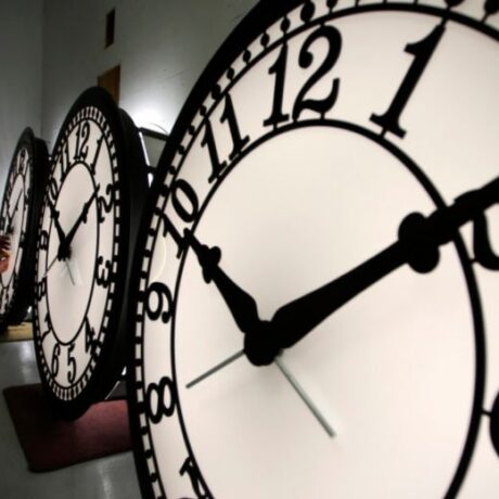 دقت ساعت عقربه ای چقدر است؟ بررسی کامل از تکنولوژی تا برندهای برتر