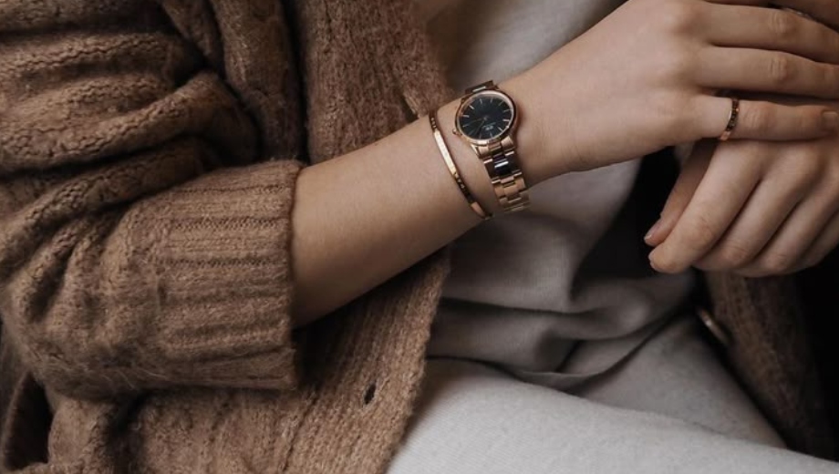 ست لباس مناسب با ساعت طلایی برای بانوان