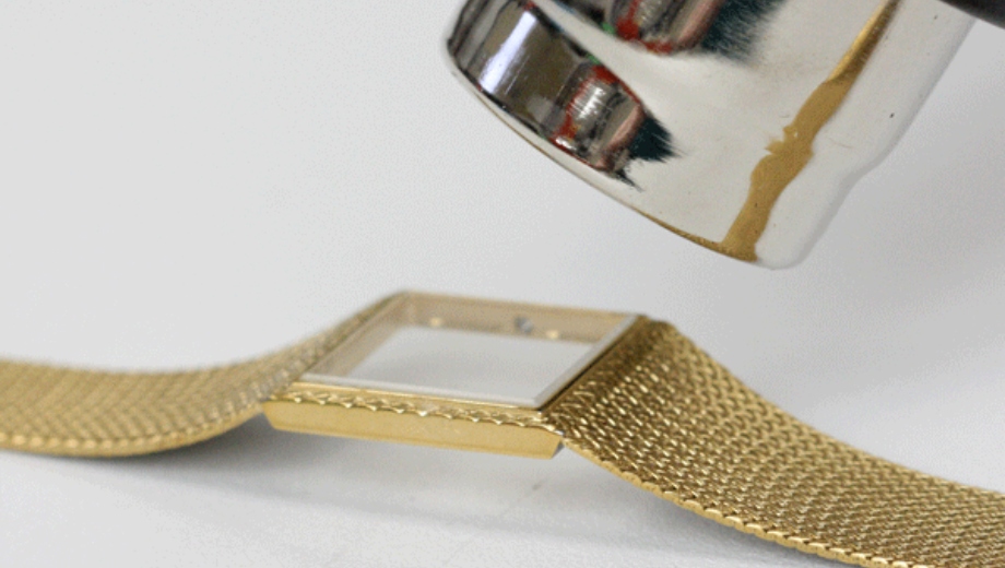 از بین بردن چسب از روی شیشه ساعت با حرارت سشوار