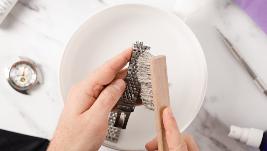 تمیز کردن بند فلزی ساعت با مسواک