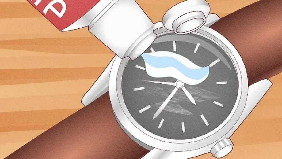 خمیر دندان، روشی ساده برای از بین بردن چسب از روی شیشه ساعت