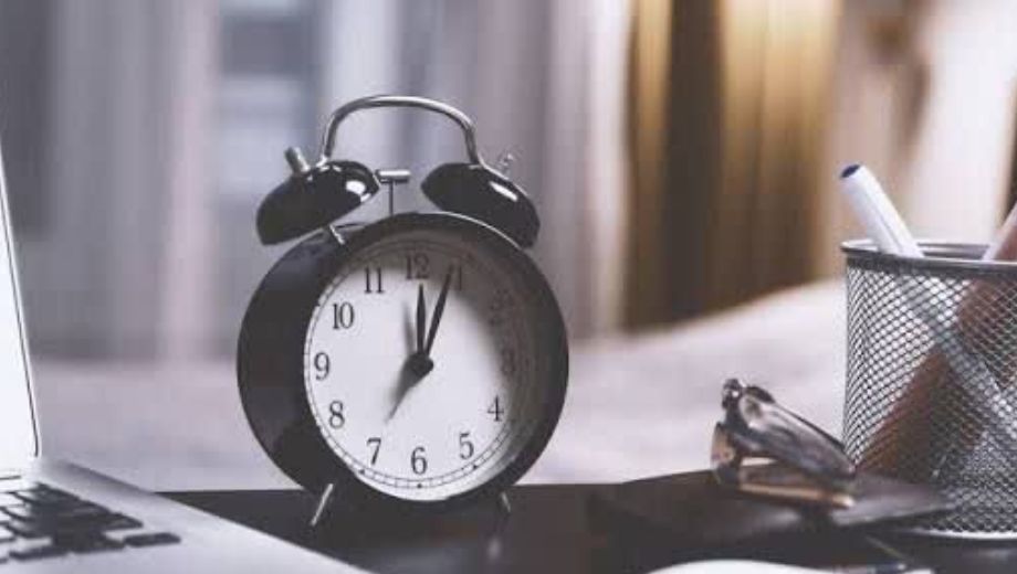 ساعت رومیزی اداری